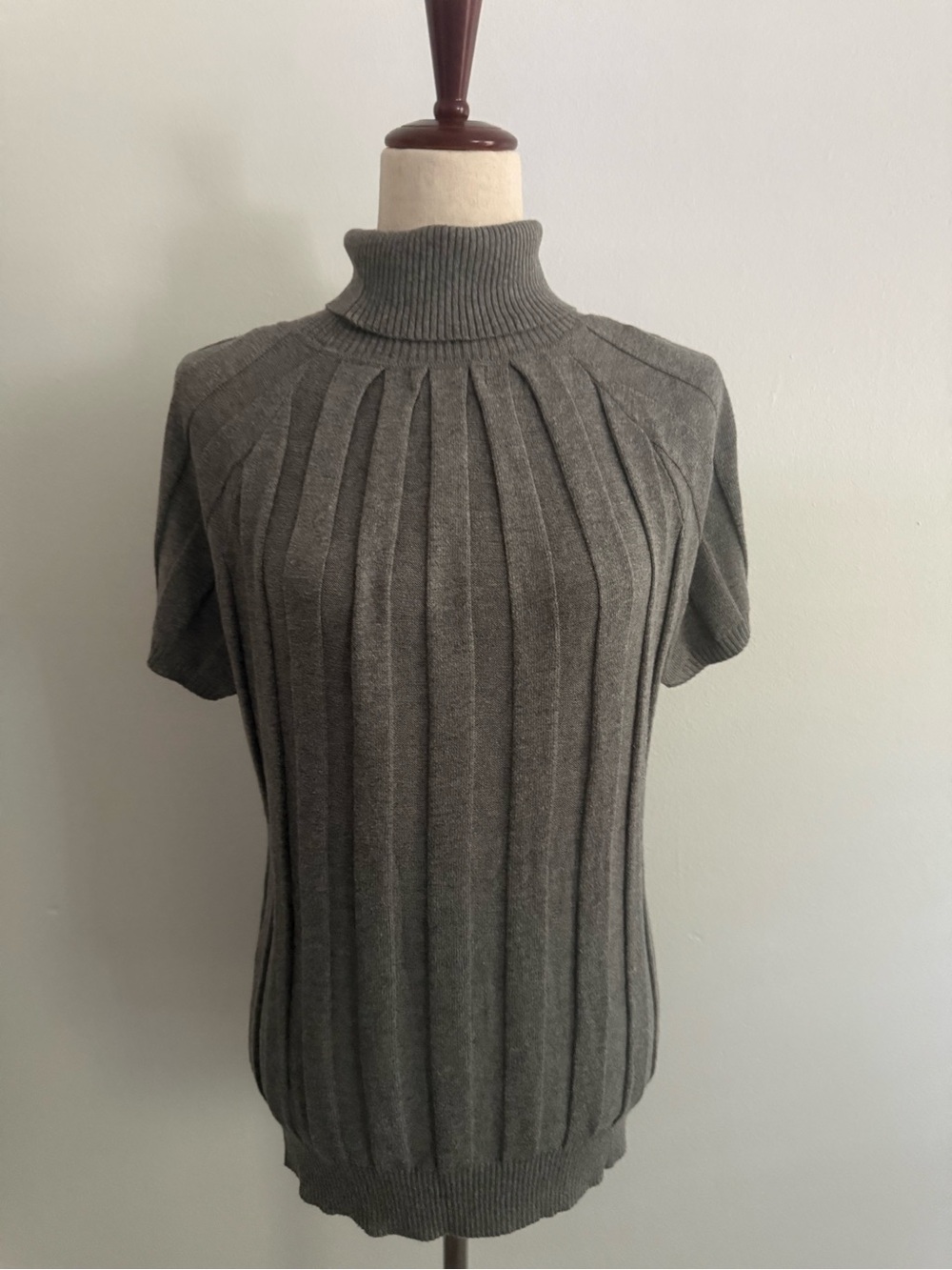 Women’s Gray Short Sleeve Sweater
